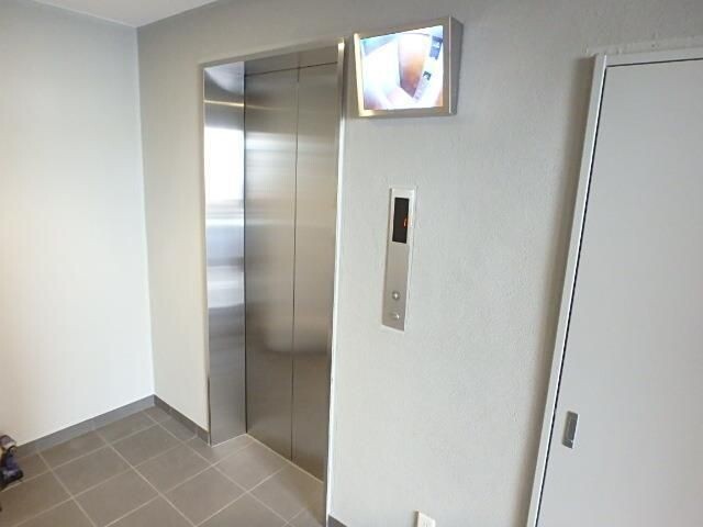 ロビー　エレベーター付き