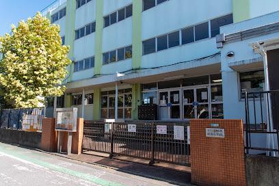 小学校　葛飾区立新宿小学校（小学校）まで550m