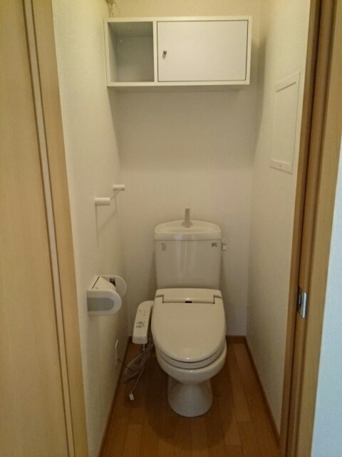 トイレ　トイレはシャワー付き洗浄便座で快適です