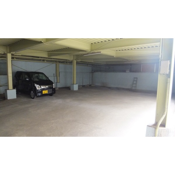 駐車場　屋根付き