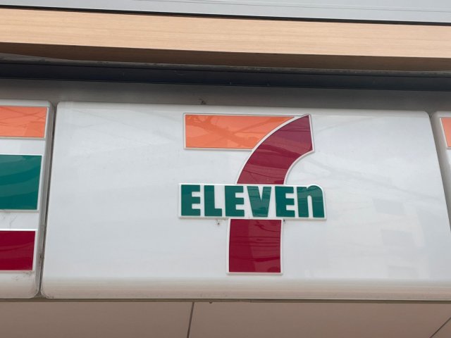 コンビニ　セブン－イレブン　高槻病院前店（コンビニ）まで214m
