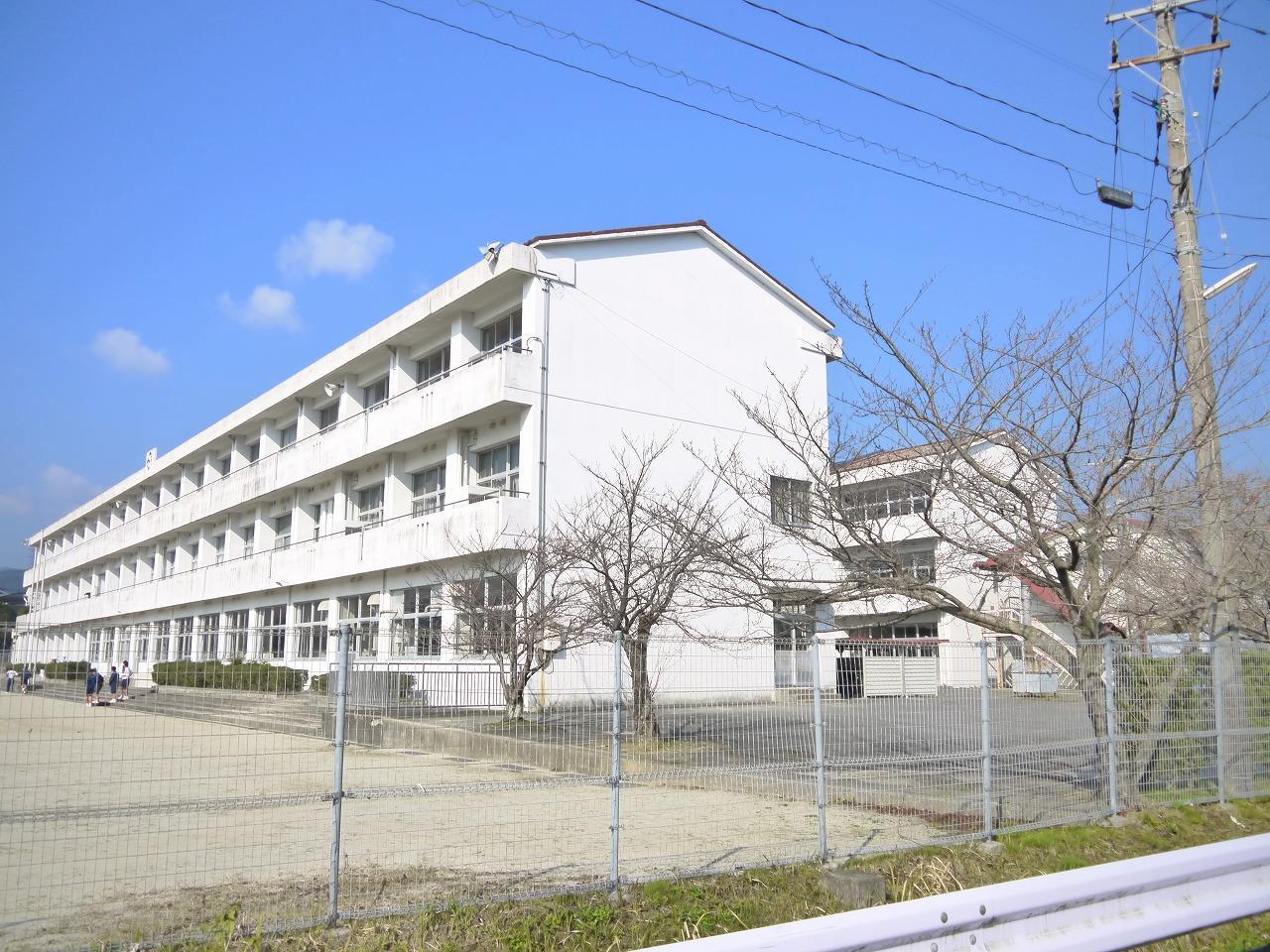 中学校　基山中学校（中学校）まで300m