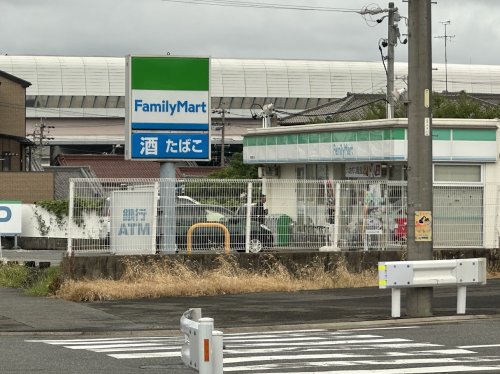 コンビニ　ファミリマート東海関東山店（コンビニ）まで728m