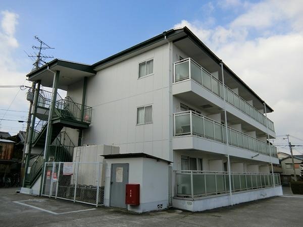 建物外観　真っ白できれいな外観