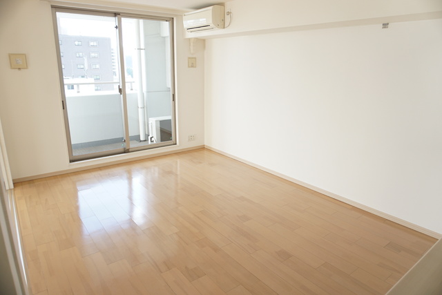 居室・リビング　※同タイプ参考写真（床・建具の色が異なる場合があります）