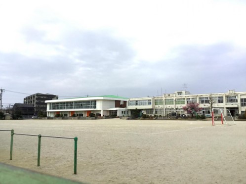 小学校　長久手小学校（小学校）まで823m