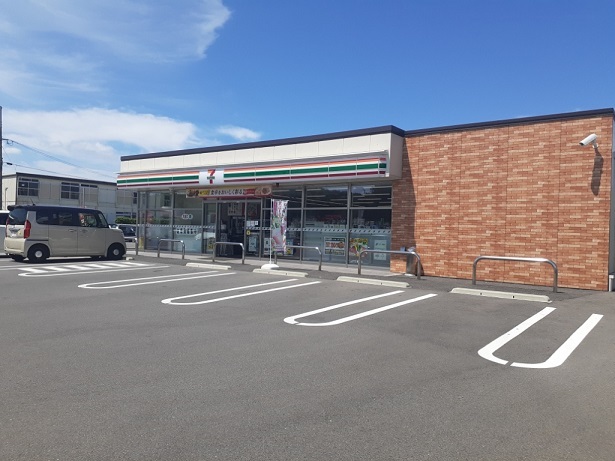 コンビニ　セブンイレブン出水上知識店（コンビニ）まで400m