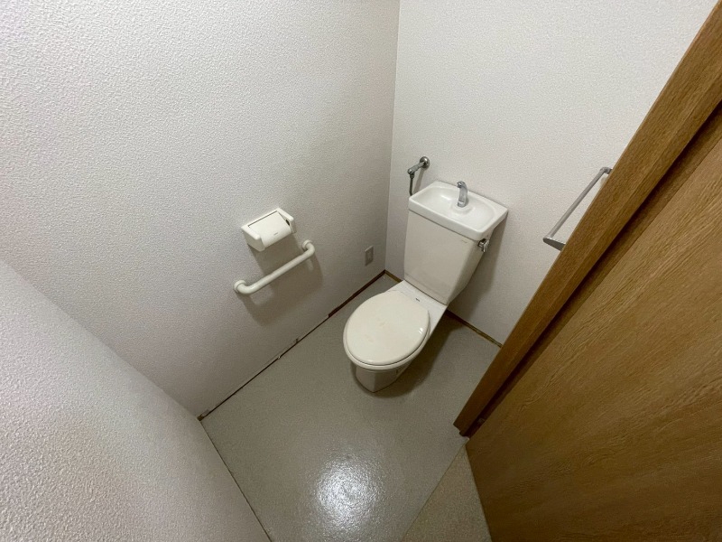トイレ　ウォシュレット機能がついたトイレ。安心して使用できますね。