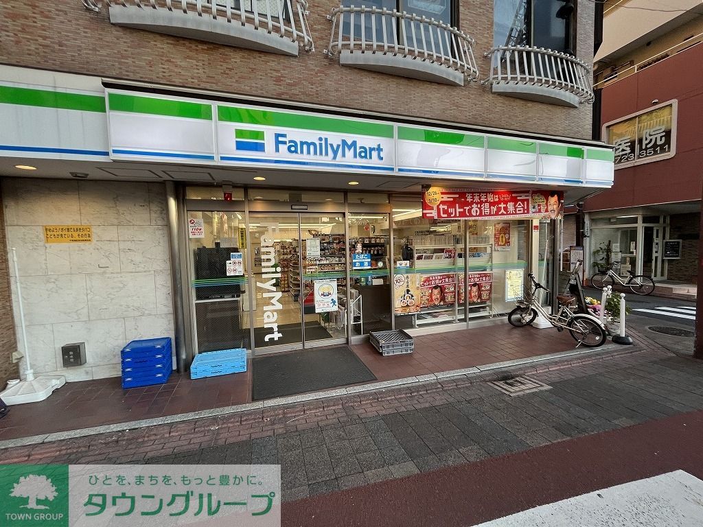 コンビニ　ファミリーマート（コンビニ）まで140m
