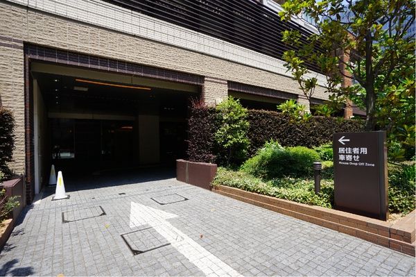 駐車場　車寄せ、駐車場入口
