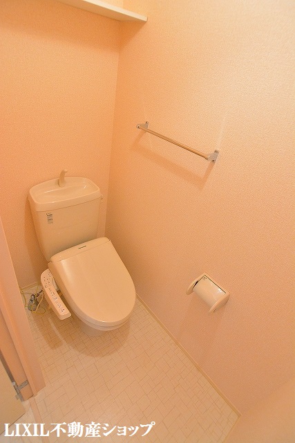 トイレ　上部に収納棚のある温水洗浄便座付のトイレです。