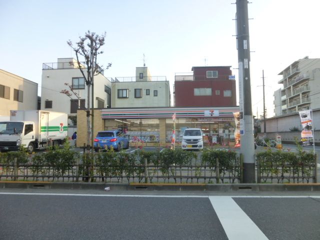 コンビニ　セブンイレブン足立西新井6丁目店（コンビニ）まで291m