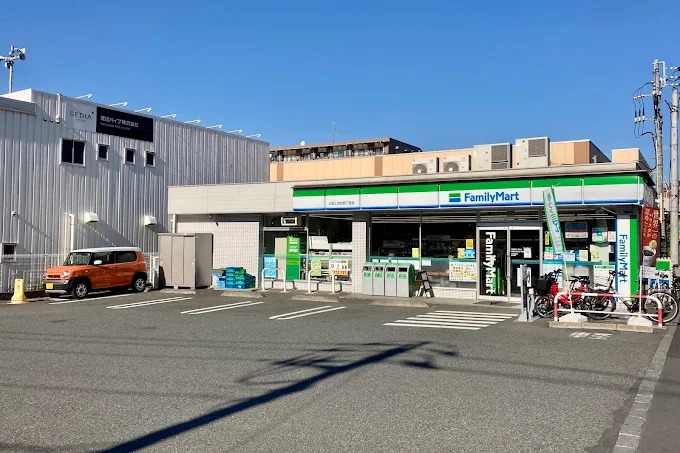 コンビニ　ファミリーマート大田上池台四丁目店（コンビニ）まで394m