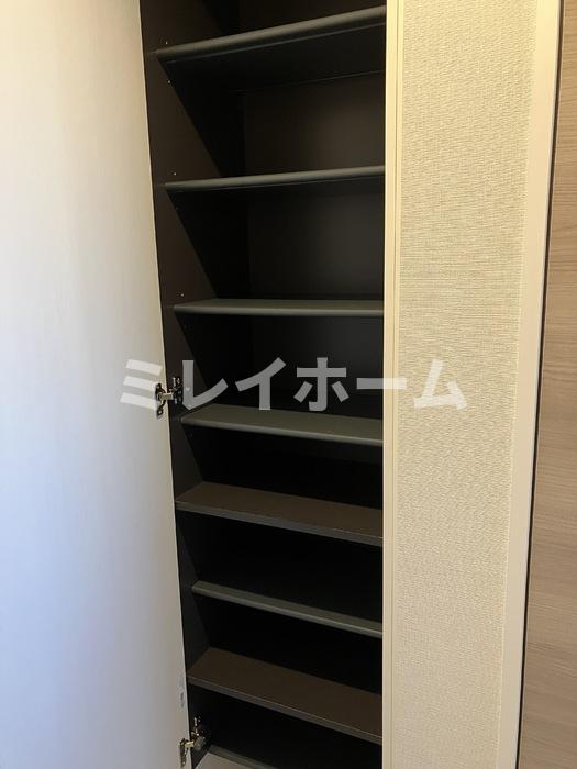 玄関　同建物内、別のお部屋の参考写真になります。