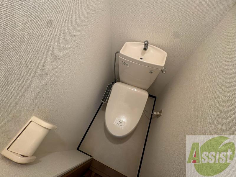トイレ　ウォシュレット機能がついたトイレです。安心して使用できます。