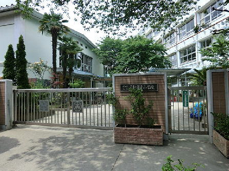 小学校　世田谷区立三軒茶屋小学校（小学校）まで674m