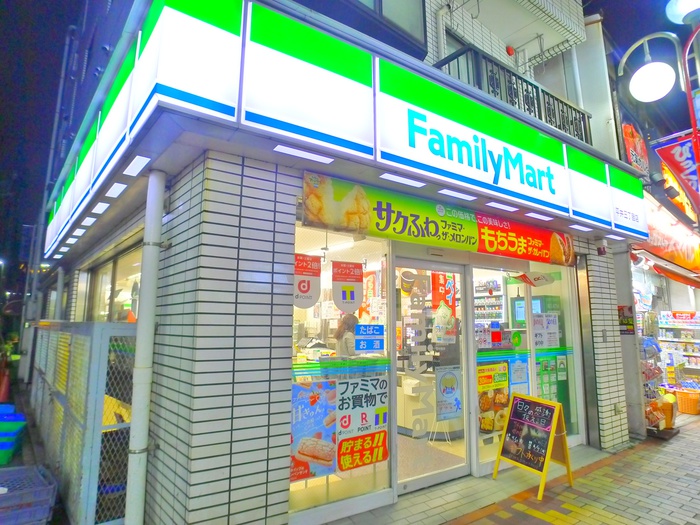 コンビニ　ファミリーマート（コンビニ）まで28m