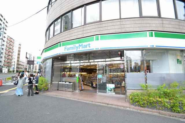 コンビニ　ファミリーマート（コンビニ）まで110m