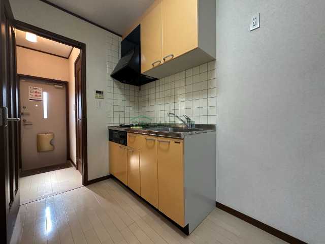 キッチン　別部屋参考写真となります