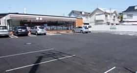 コンビニ　セブンイレブン鵠沼神明店（コンビニ）まで589m