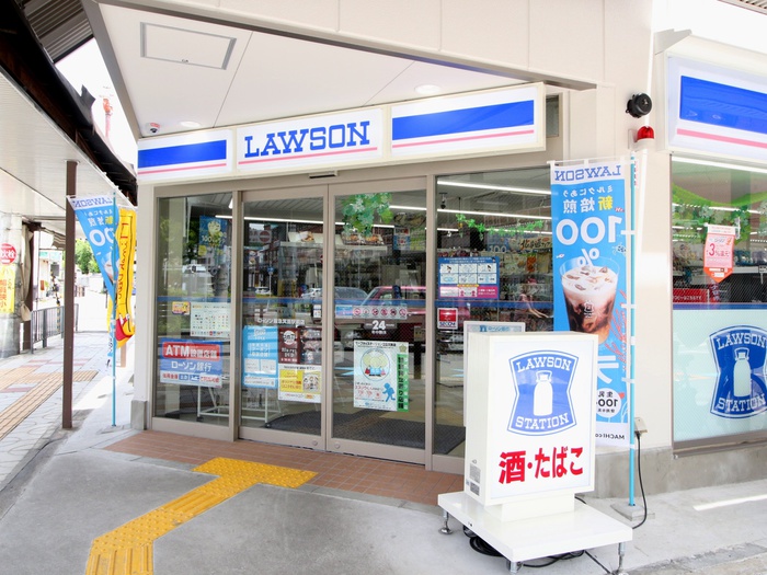 コンビニ　ローソン阪急箕面駅前店（コンビニ）まで608m