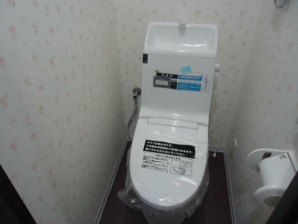 トイレ　温水洗浄便座です。