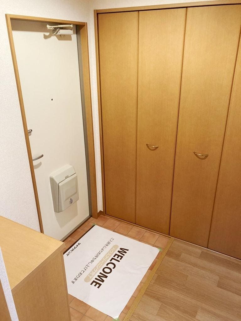 玄関　玄関にはシューズボックスと収納があります。