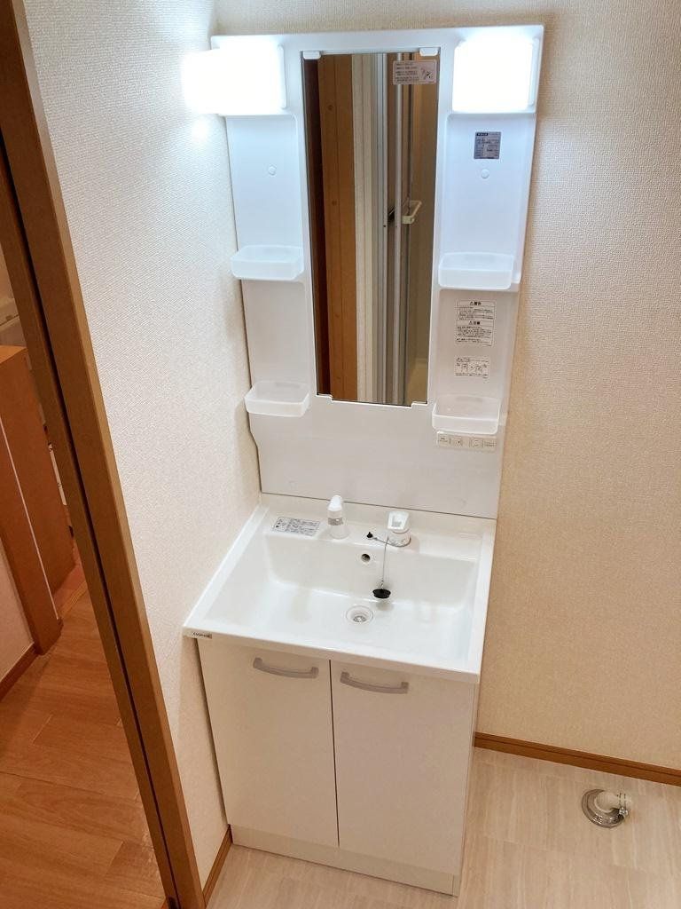 洗面設備　便利な独立洗面化粧台。