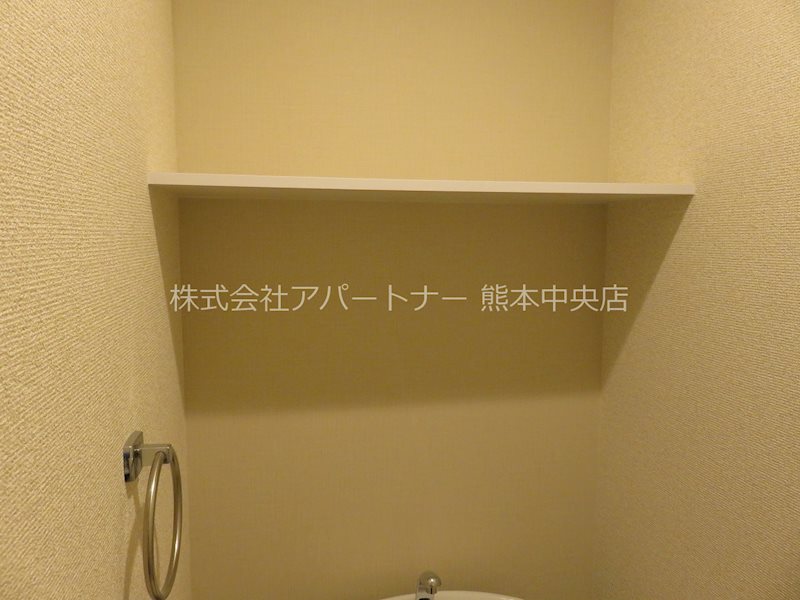トイレ　トイレ上の棚も便利です☆