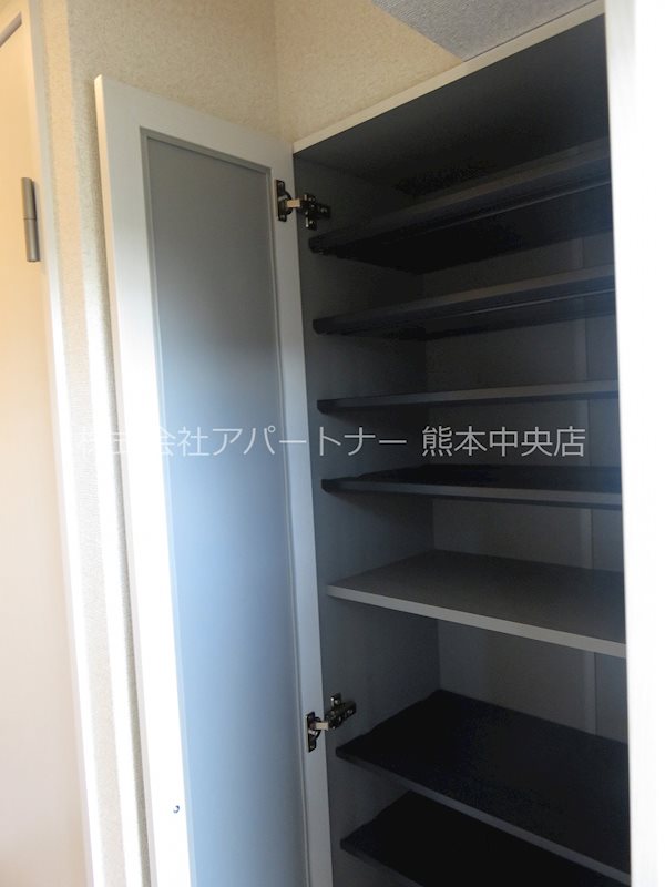 玄関　収納力たっぷりのシューズボックスです☆
