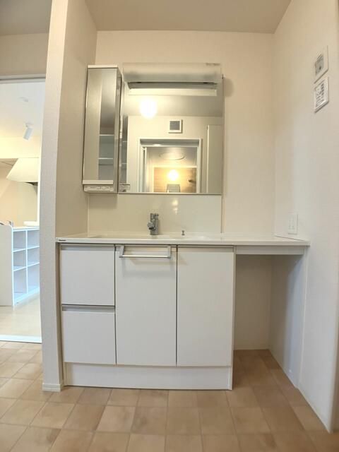 洗面設備　写真は別の部屋のものです。
