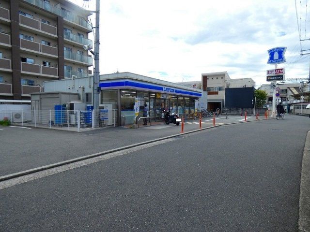コンビニ　ローソン八尾高安駅前店（コンビニ）まで215m
