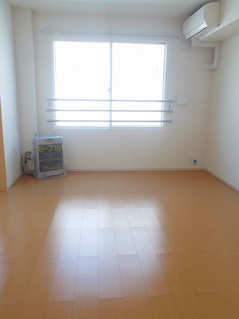 メゾンKT13号館の居間写真