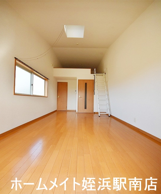 居室・リビング　★角部屋のお部屋で日当たり良好★
