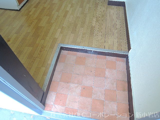 都営新宿線 篠崎駅 徒歩20分 3階建 築51年の玄関写真