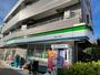 コンビニ　ファミリーマート弦巻１丁目店（コンビニ）まで60m
