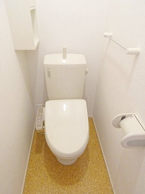 トイレ　ウォシュレット完備です。