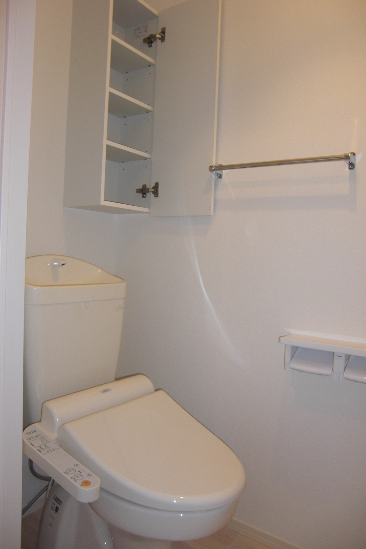 トイレ　ウォシュレットトイレ付き。便利な収納ボックス付です。