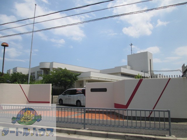 小学校　四條畷市立岡部小学校（小学校）まで789m