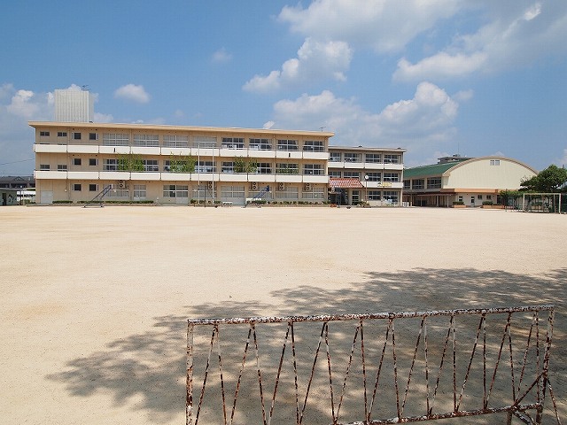 小学校　総社市立常盤小学校（小学校）まで550m