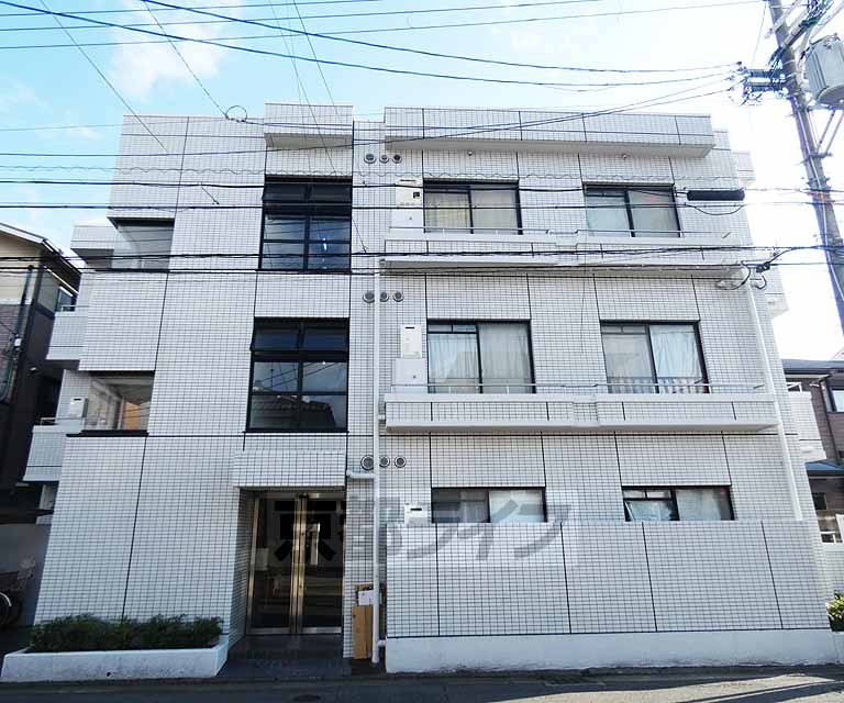 京都市南区八条内田町のマンションの建物外観