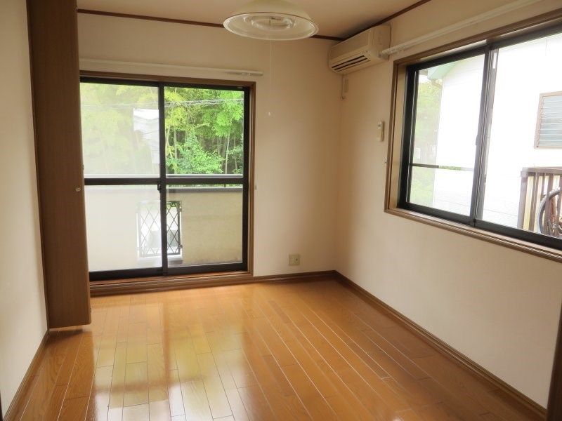 居室・リビング　2面採光で明るい室内