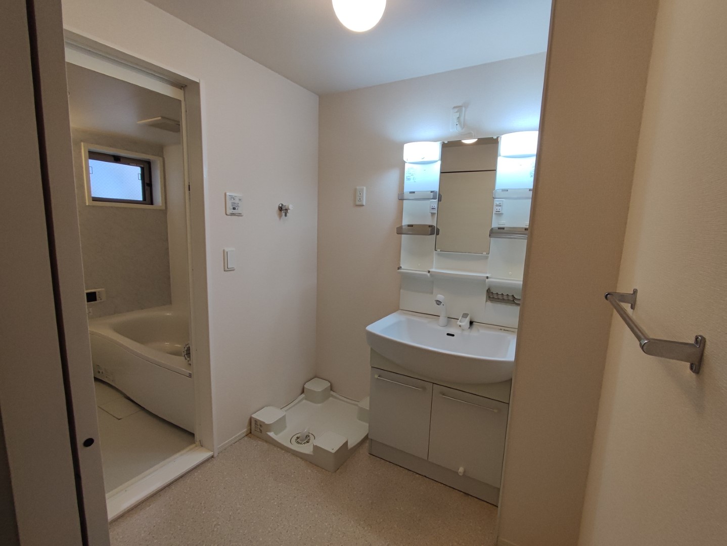 洗面設備　参考写真　洗髪洗面化粧台　横には洗濯機置場