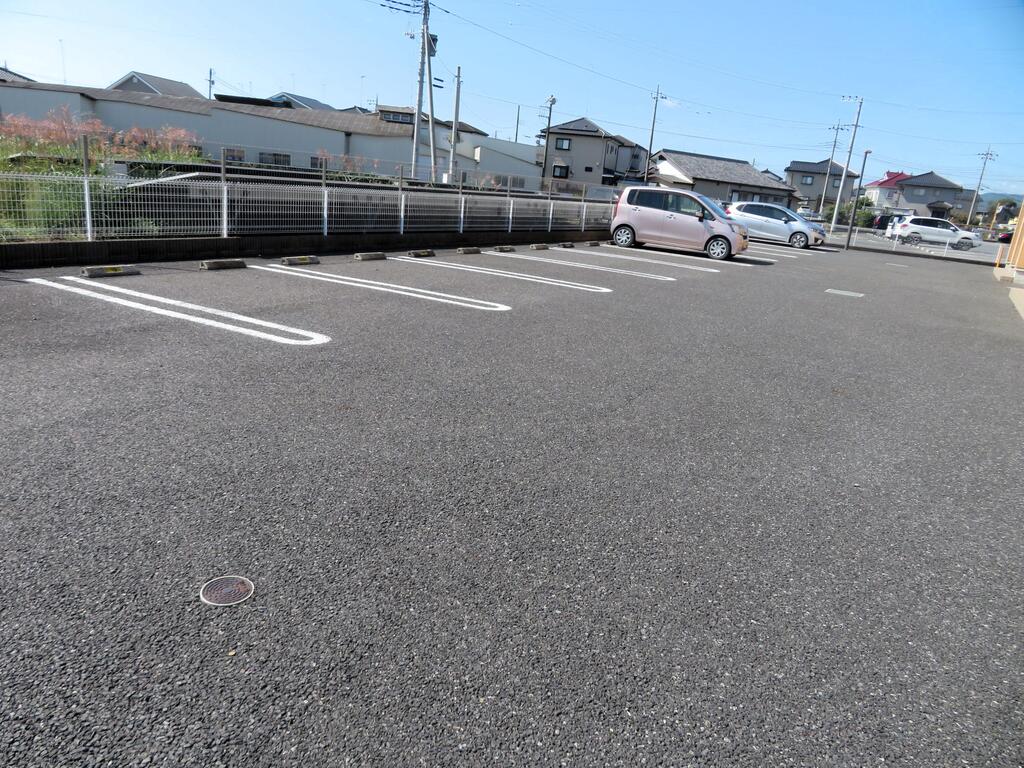 駐車場　駐車場も広く停めやすいです。
