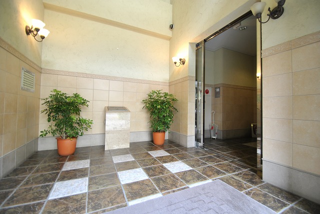 エントランス　中心部は建物に囲まれてることが多いですが開放的な眺望です