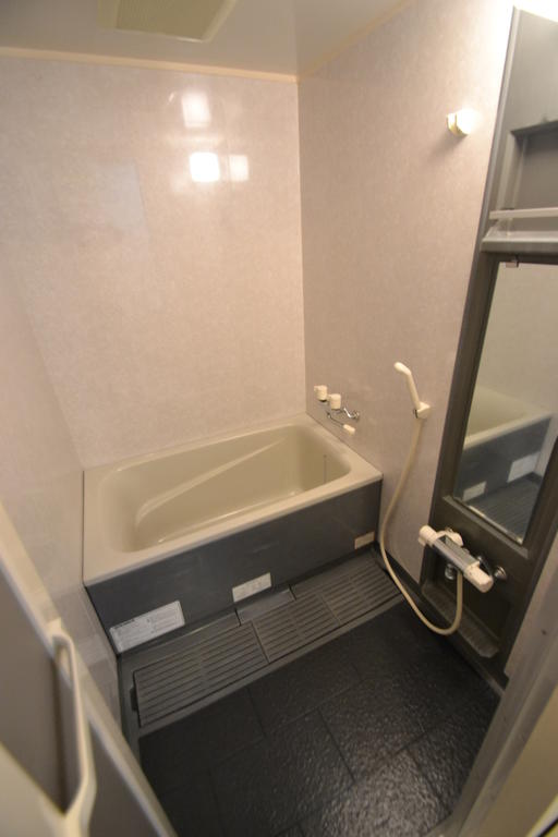 バス・シャワールーム　アクセントパネルで高級感がありますね