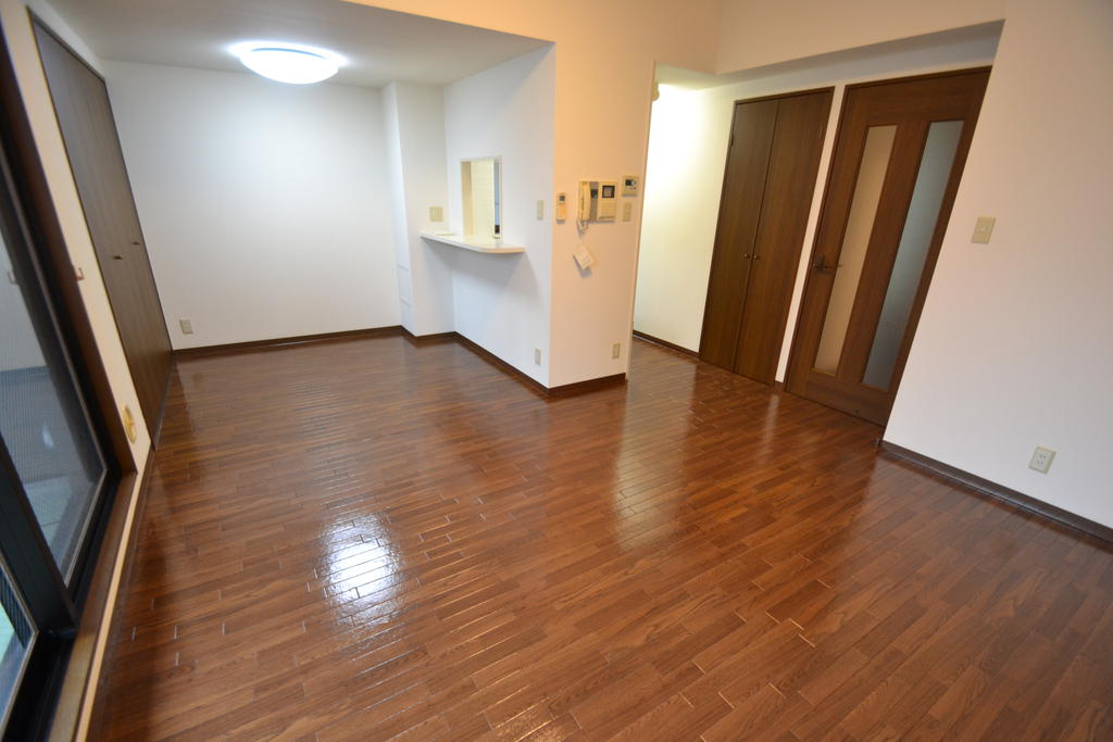 居室・リビング　窓が大きいリビング