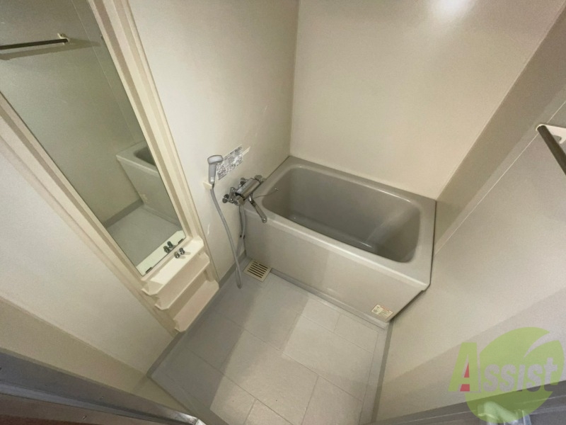 バス・シャワールーム　バスルームはこちらです。広々としてゆったり休めます。