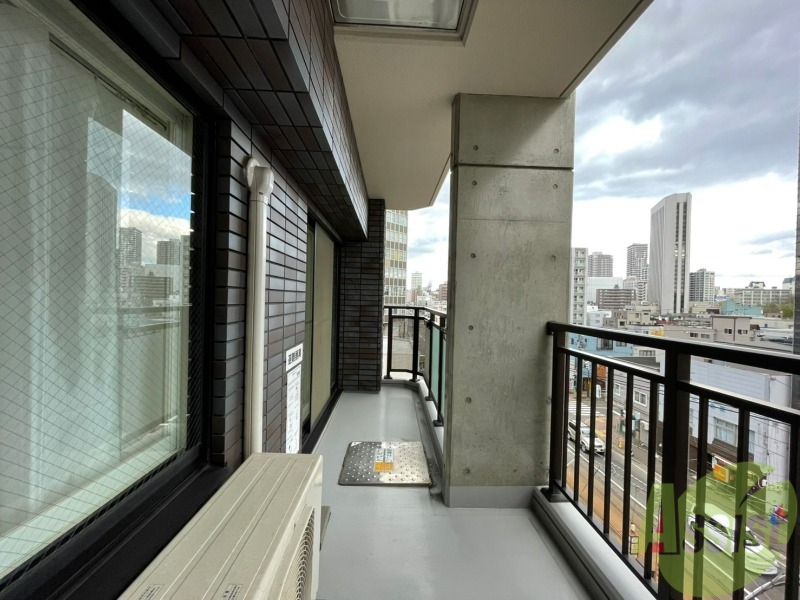 バルコニー　バルコニーは幅があり、広い印象を受けました。