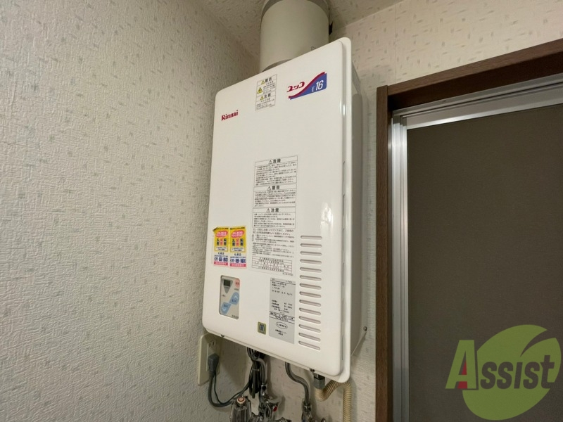 その他設備　給湯器はシンプルな作りで簡単に操作できそうです。
